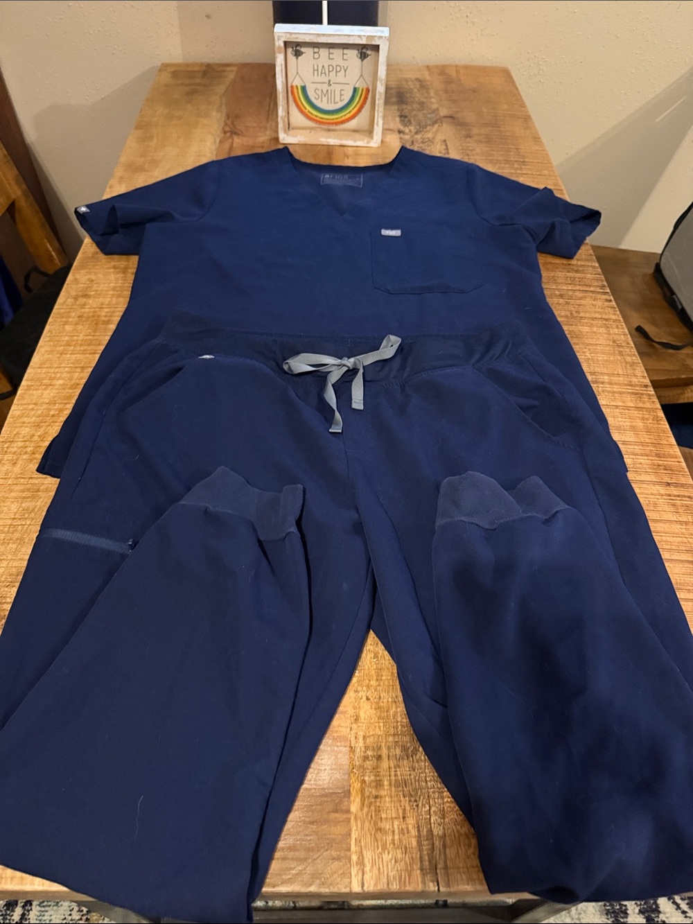 Figs Women’s scrubs set technical collection. Top with chest pocket and joggers.